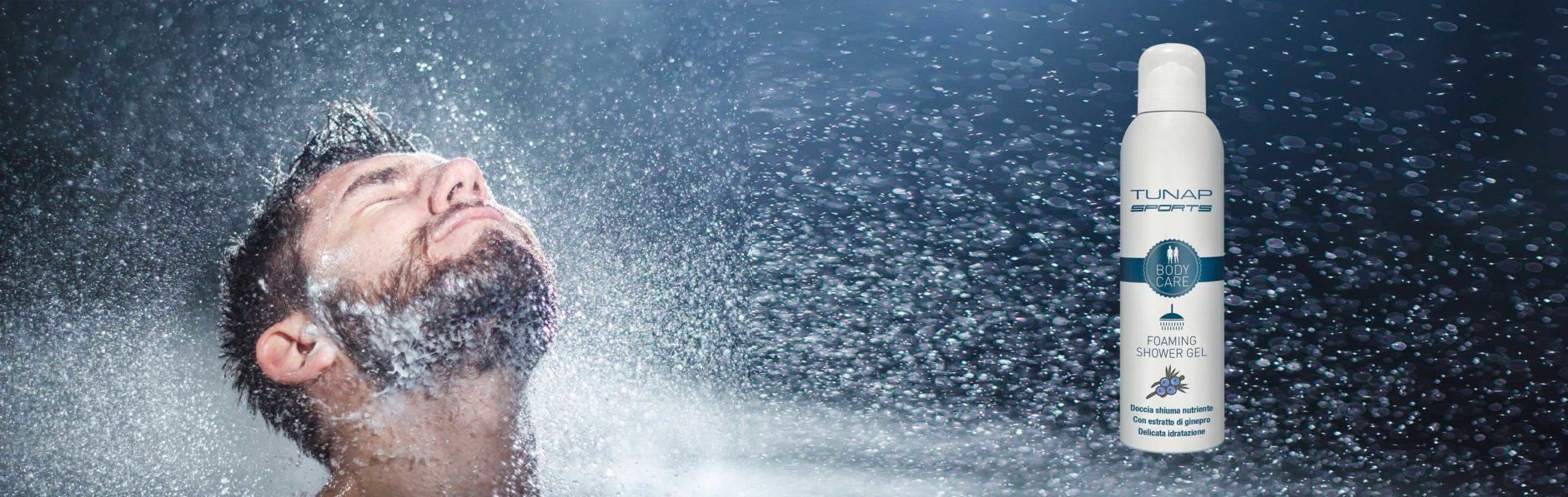 uomo in doccia con tunap sports shower gel