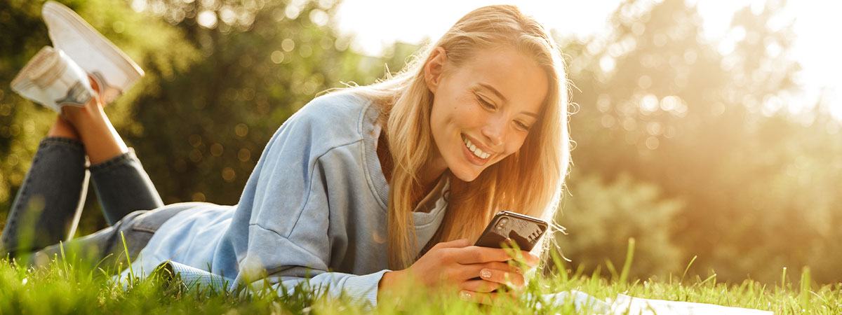 ragazza sorridente con lo smarthphone