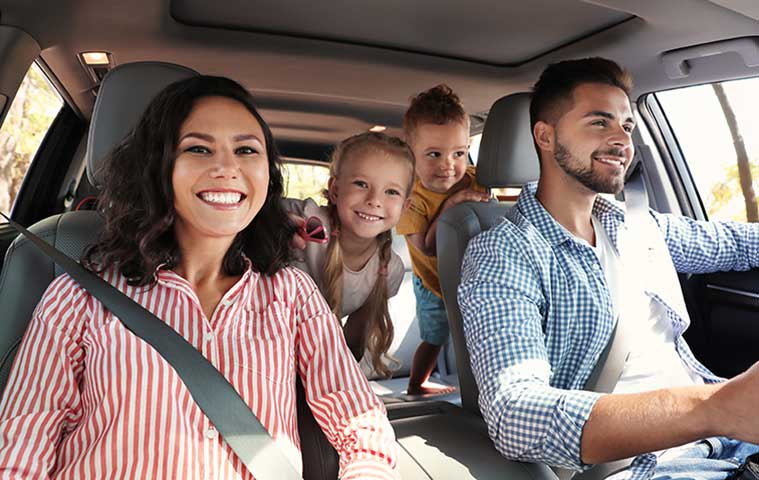 Viaggio di famiglia in un auto pulita