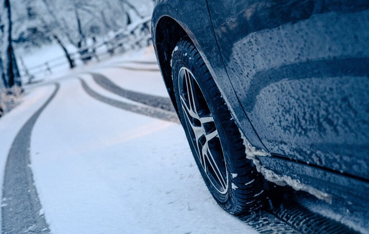 auto con gomme invernali su strada innvevata