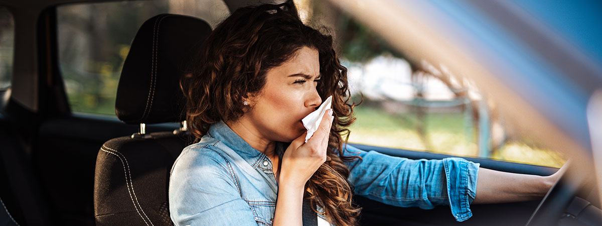 Ragazza al volante mentre tossisce